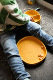 Piatto in silicone con ventosa Alfie Senape