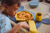 Piatto in silicone con ventosa Alfie Senape